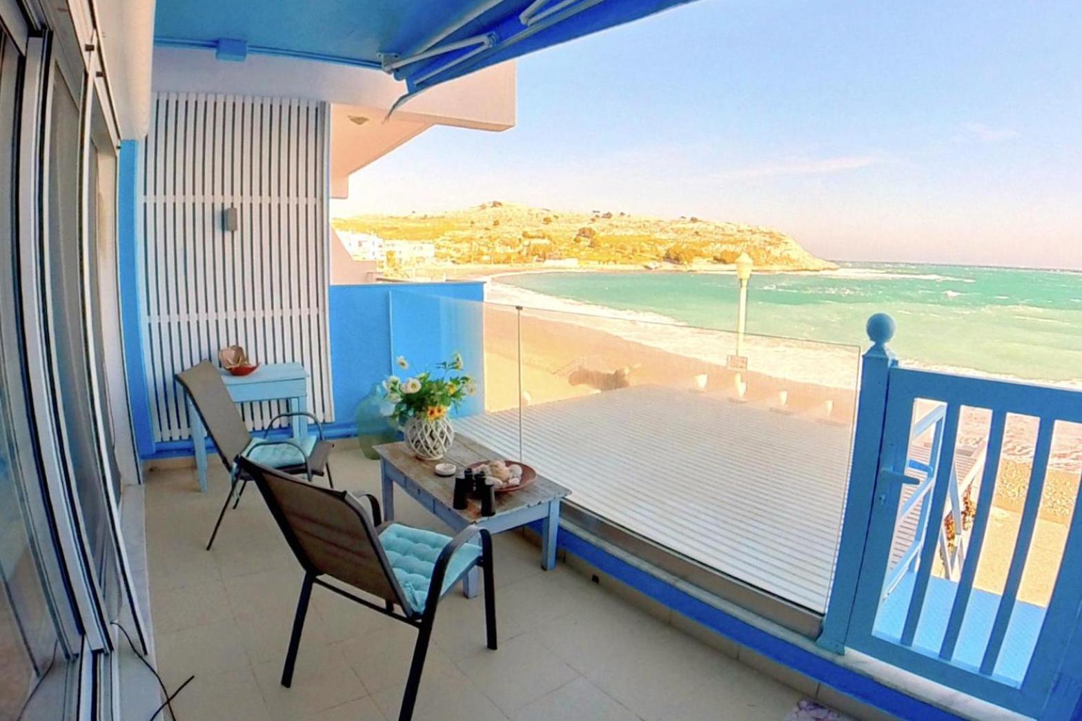 Deluxe Beach Apartment- Sleeps 2 & Private Terrace Haraki Exterior photo
